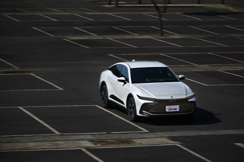 不疾不徐是試駕Crown Crossover的第一印象,豐田油電的專屬特質依舊清晰可聞。