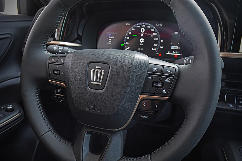 諸如ACC全速域主動式車距維持定速系統或LTA車道循跡輔助系統,皆可利用方向盤控鍵輕鬆控制。