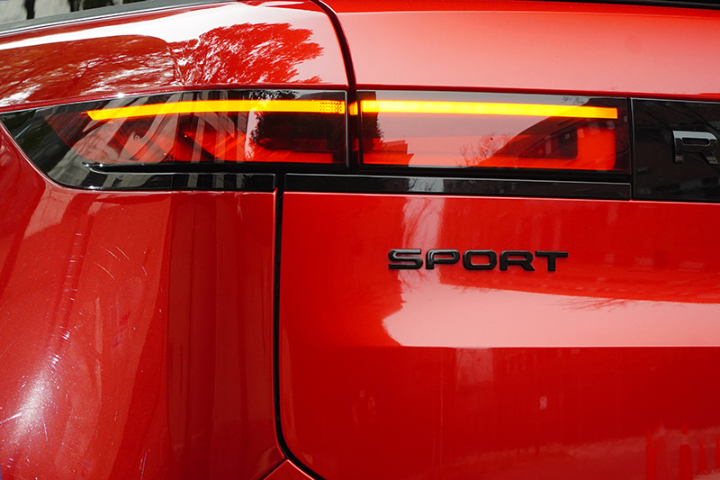 Range Rover已經夠誘人了吧?再加個Sport簡直成了每個車迷的天菜。