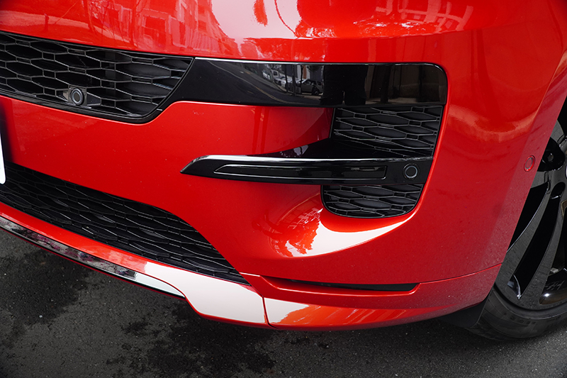 就連氣壩與進氣孔同樣採平整化設計,留繁卻能御簡的筆觸手法令人激賞。