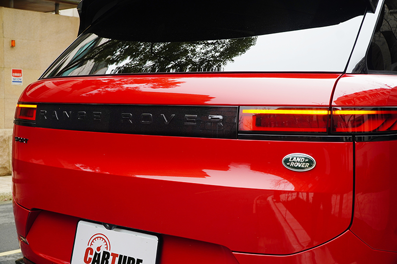 車尾當然呼應車頭特色，並以水平線條層層堆砌，持續營造豪華旗艦風情。