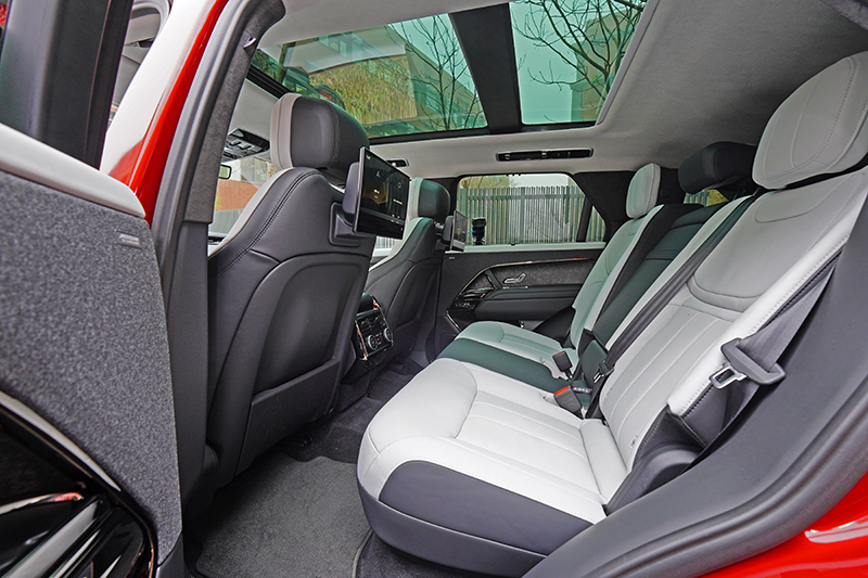 僅管Range Rover Sport以跑車為名，但受惠於極其闊綽的尺度，其後排依舊保有相當舒適的乘坐感受。