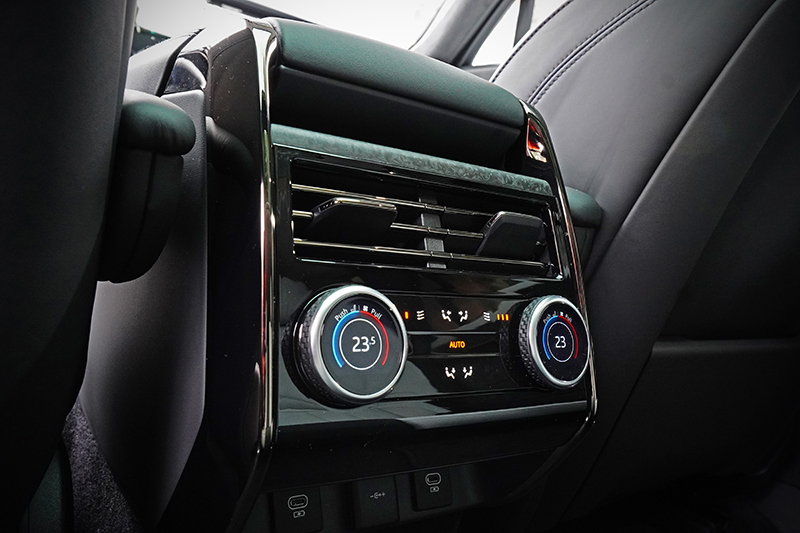 後座亦有左右獨立恆溫控制，確保全車乘員都能獲得最適化的溫度。