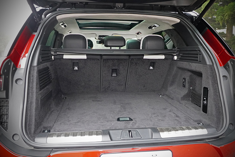 行李廂空間十足寬廣,而且底板與兩側都相當平整,放置物件輕鬆容易。