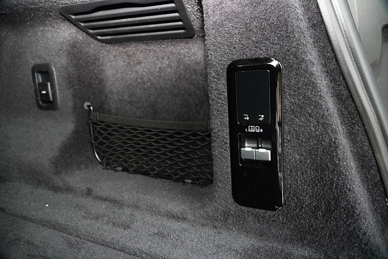 後行李廂內也有一鍵傾倒後座椅背功能,為便於取置重物,甚至還可由此降低車高。