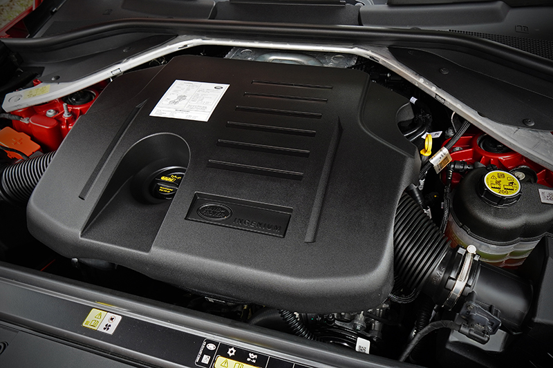 Range Rover Sport P400搭載3.0升直列六缸渦輪增壓汽油引擎,具備400匹與56.1公斤米輸出。