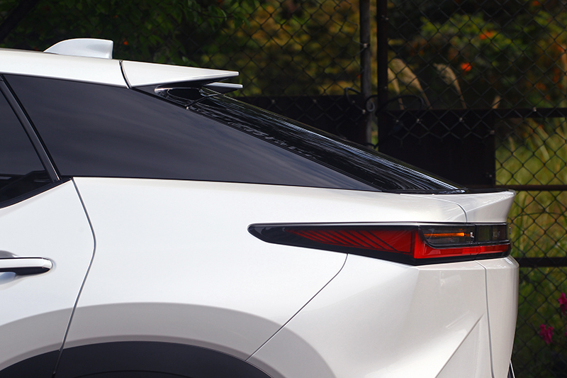 從車側可以看出RZ 450e的D柱角度即為傾斜，這也是跑格洋溢的原因。