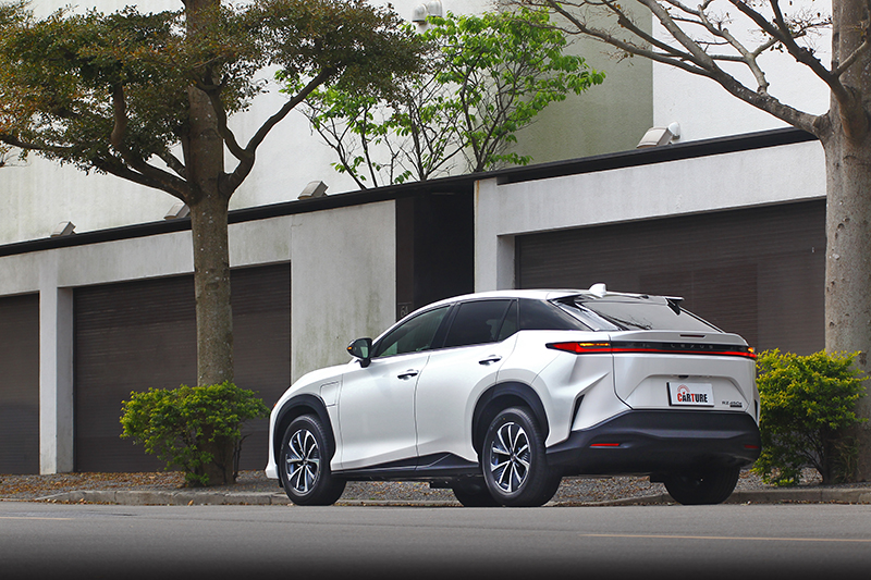 全車線條與輪廓穠纖合度,要說是電動版RX Coupe亦無不可。