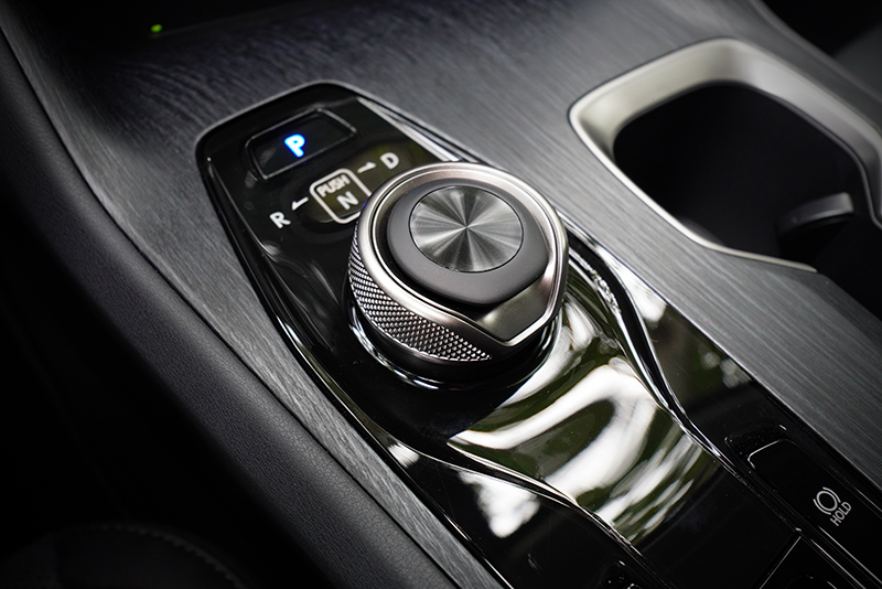 從排檔系統特寫,便可看出RZ 450e對於差異化材質的妝點與搭配火候已更上一層樓。