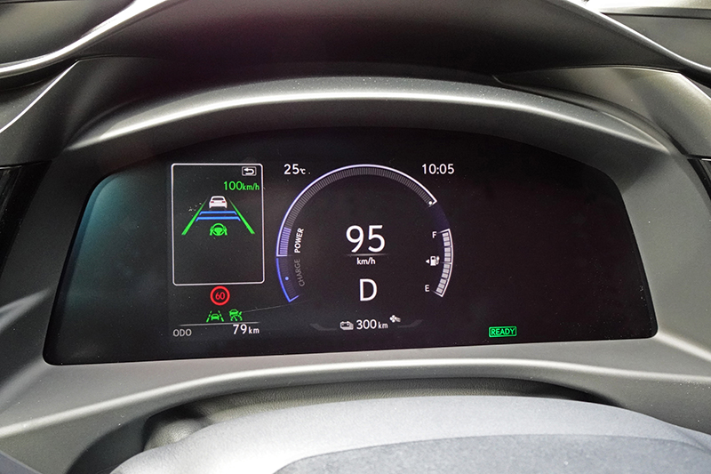 座艙內少數較單調的大概只剩數位儀錶,總覺得可以再多些裝飾或設計以提升質感。