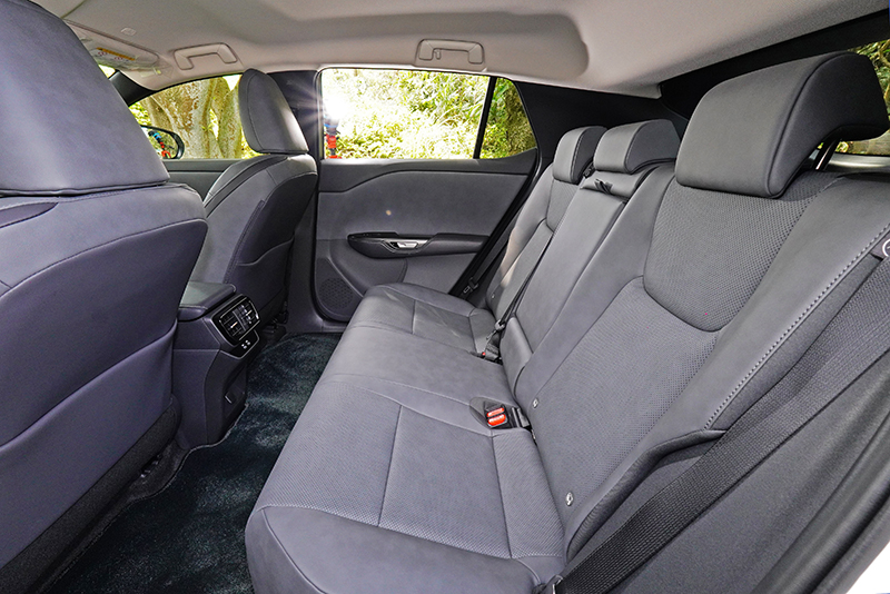 後座空間並未因跑車化設計而遭致過度減損,甚至保有同樣舒適的乘坐感受。