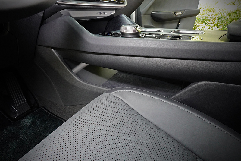 懸浮式排檔坐鞍部下方還騰出置物空間以供車主利用。
