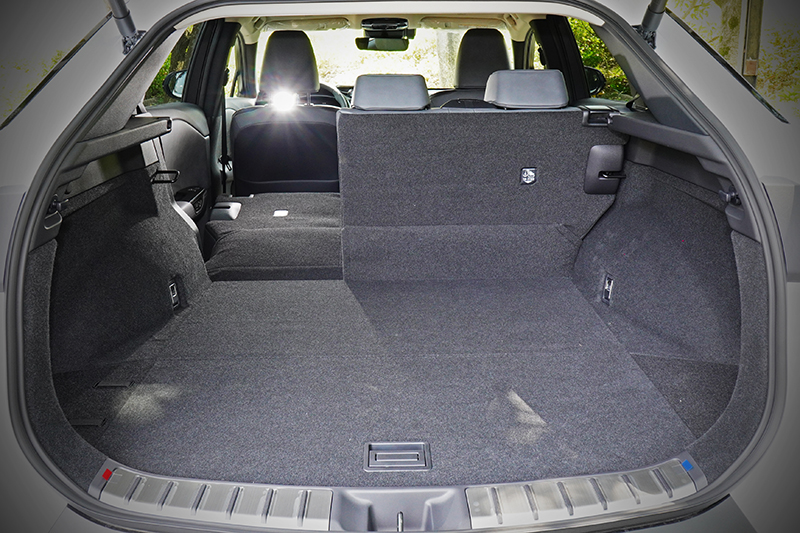 行李廂容積自522升可擴充至1,451升,重點是不只平整方正而且開口極大。
