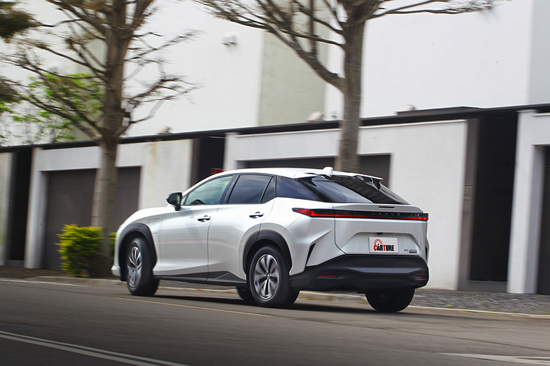 RZ 450e的動態反應一如加速表現,舒適宜人的特質相當討人喜歡。