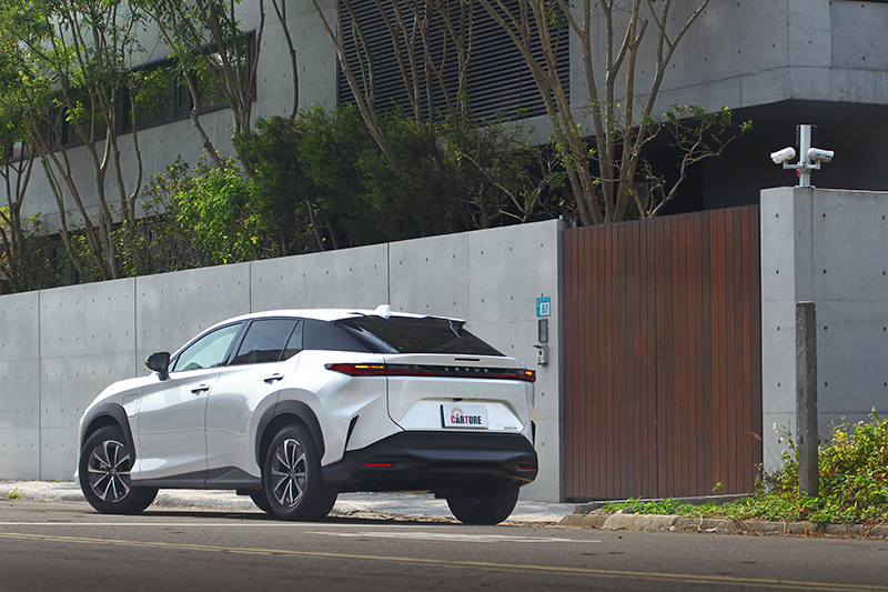 在WLTP規範下具備400km續航里程，0%-80%快充則可於30分鐘完成。