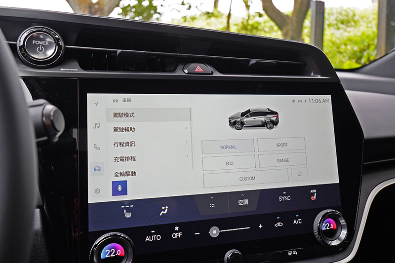 14吋觸控螢幕頗為醒目,但卻以多角形飾框融合進座艙線條之中。