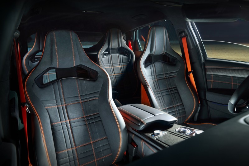 車內最醒目的就是四張橘麂皮配橘色縫線的座椅。