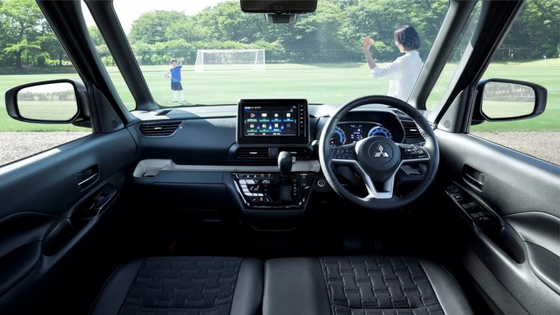 車內鋪陳相當簡單,但是該有的科技配備一項也沒有少。