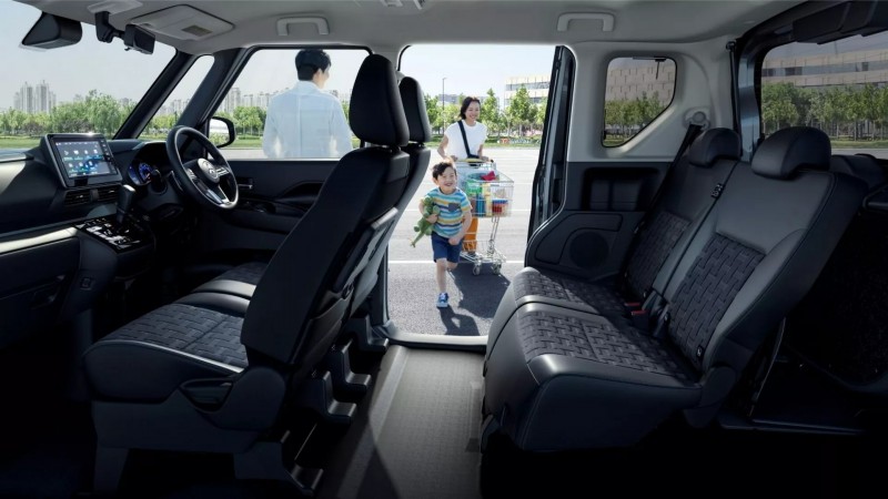 雖然車身尺碼相當小,但是透過將前後軸儘量往車外移動,創造出良好的車室內部空間表現。