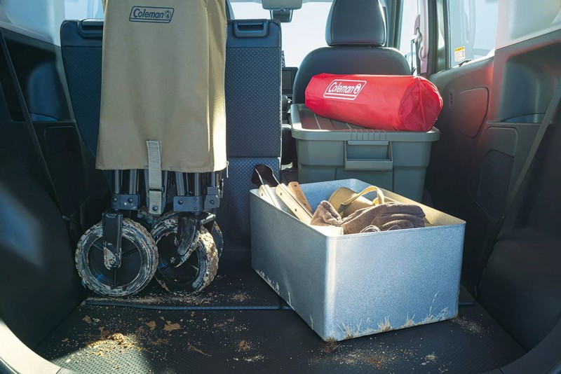 車室空間有多種運用安排,高車身的設計可以放下不少長型物品。