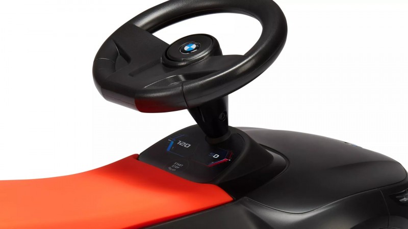 方向盤下方也有著類似儀表的設計，中央有引擎啟動按鈕，在細節上的呈現也讓人喜愛。