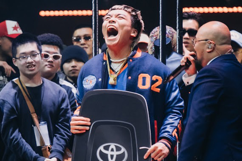 【車勢星聞】最新!《大嘻哈時代2》總冠軍阿跨面獨得Toyota Corolla Cross。(圖:三立、MTV提供)