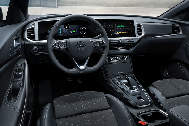 座艙設計相當洗鍊,以簡約線條帶出冷冽科技氛圍。