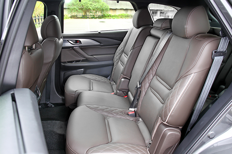 2,930mm軸距與座椅具有前後移動設計,替第二排帶來出色的乘坐感受。