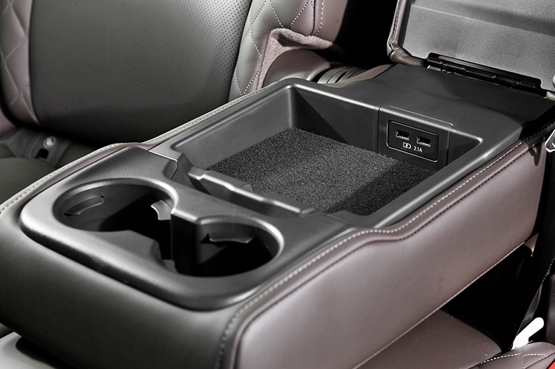 後座中央扶手附有兩個充電孔。