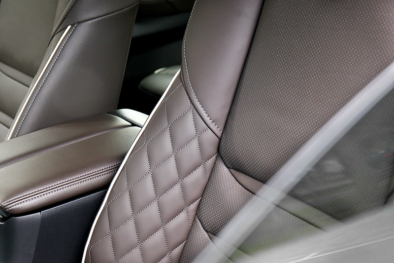 座椅採Nappa真皮包覆與菱格紋設計。