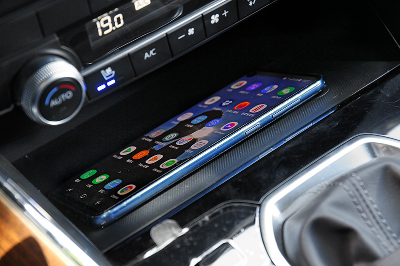 既然有無線Apple CarPlay當然也需要有無線充電。