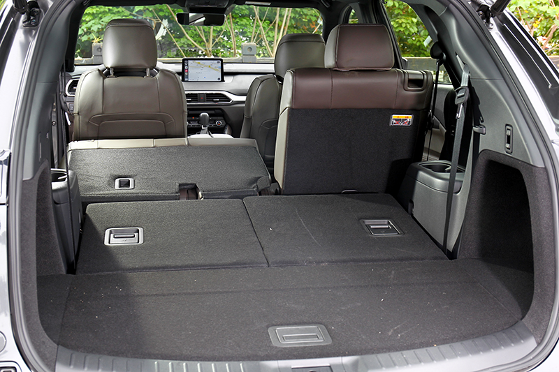 第三排使用時行李廂有230公升容積,倒放後擴增到810公升。