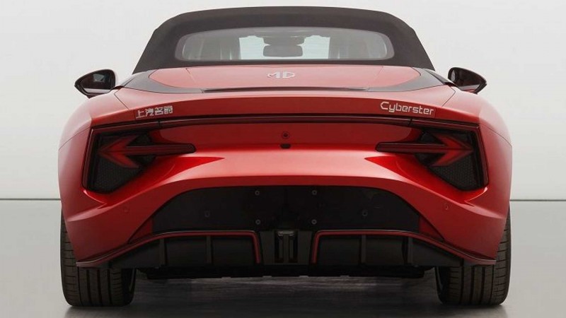 車尾造型除了如果把車型以及車廠銘牌拿掉，看起來相當具有侵略性，尤其是擴散器部分非常寬大。