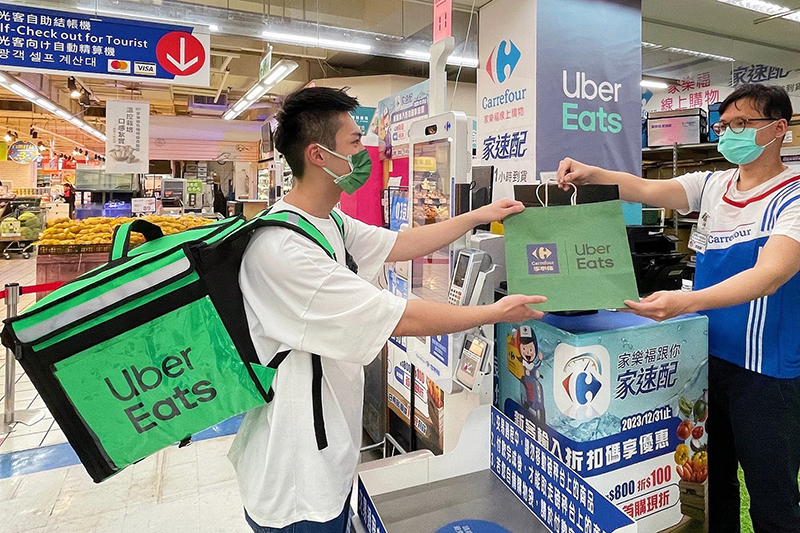 家樂福線上購物『家速配』攜手國內宅配外送團隊24小時購物不受限。(圖:Uber Eats提供)