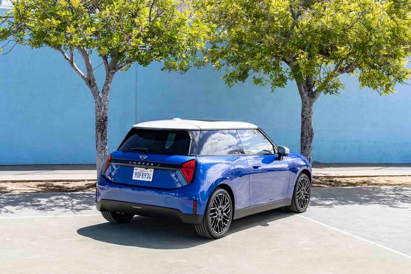 車尾則有明顯轉變，尾燈採三角形設計並依舊導入英國旗元素。