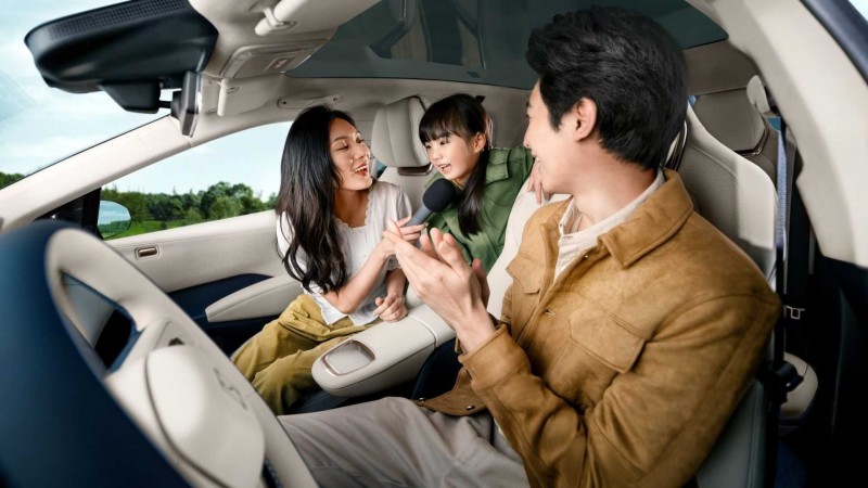 車頂還有著一塊1.2平方公尺的雙層全景玻璃天窗,讓車內的開闊性更好。