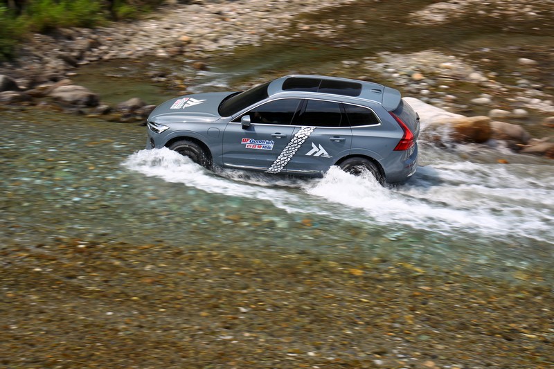 在布滿青苔的石頭和有一定深度的溪水行駛,Trail-Terrain T/A依舊能讓車輛穩如泰山朝路線前進。