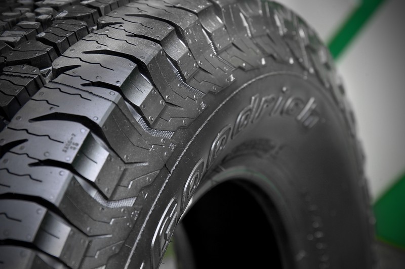 鋸齒狀胎肩設計能抵抗尖銳異物。