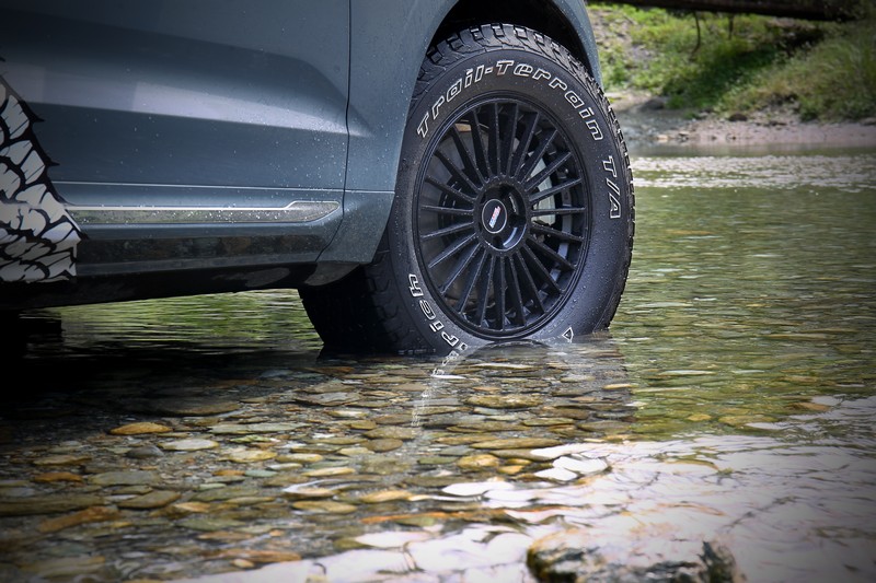 Trail-Terrain T/A字體採美式白框,不僅突顯粗曠風格也提升視覺感受。