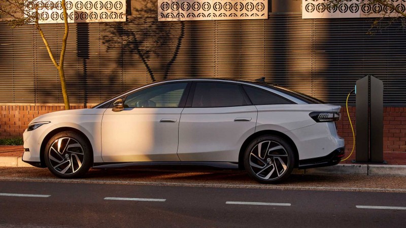 車長以及軸距部分與賓士EQE相當,相信會吸引不少主管階級購買。