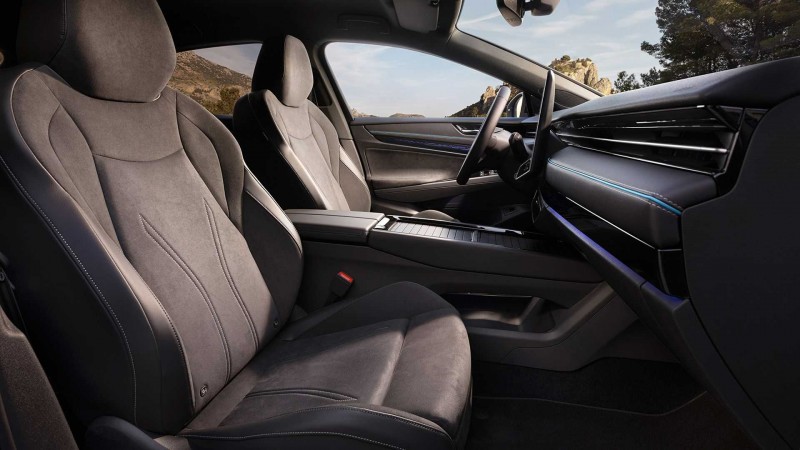 座椅部分可以選擇按摩座椅配置，端看消費者想要車輛有什麼樣的乘坐感受。