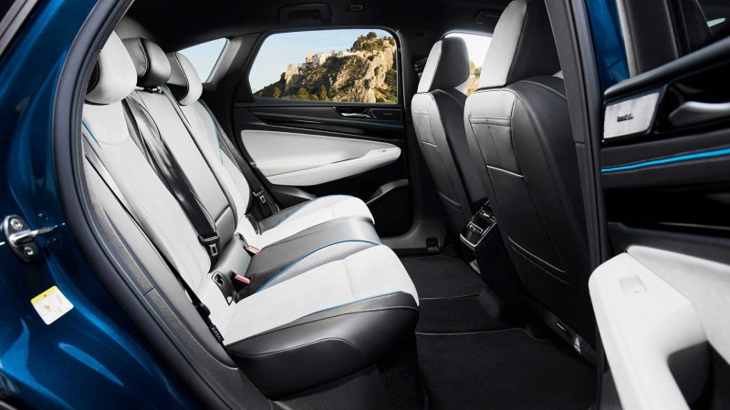 後座空間表現相當良好,畢竟軸距也已經逼近了3米大關。