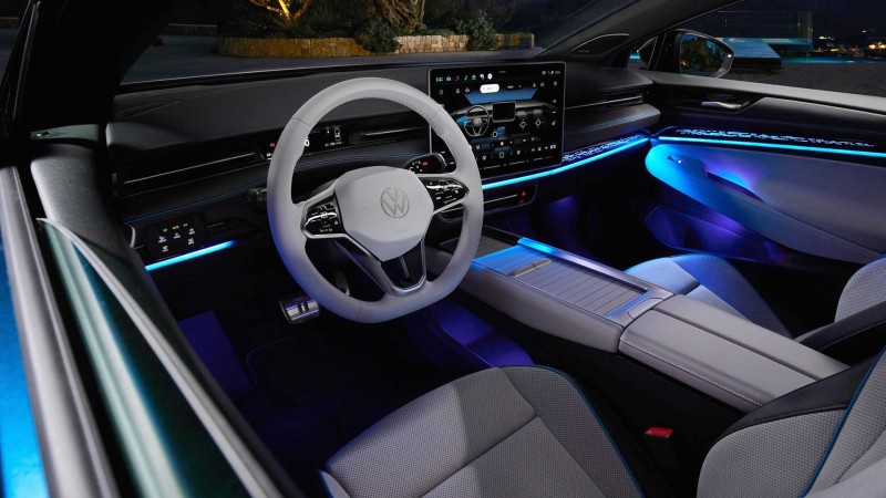 車輛擁有氣氛燈照明相當有趣，而這款車也強調著抬頭顯示器當中的擴增實境表現，將會讓駕駛的開車時更專注於道路方面的資訊。