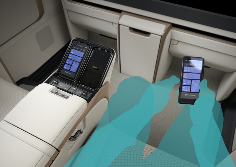 透過遙控器可以控制後座的所有功能,不論是空調或者是座椅都可以在這邊自行調整。