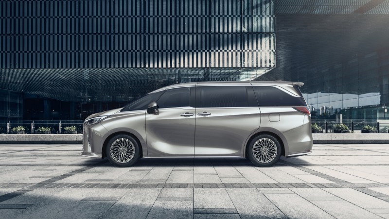 車側造型利用更深邃的線條配置,讓車輛擁有動感的氛圍。