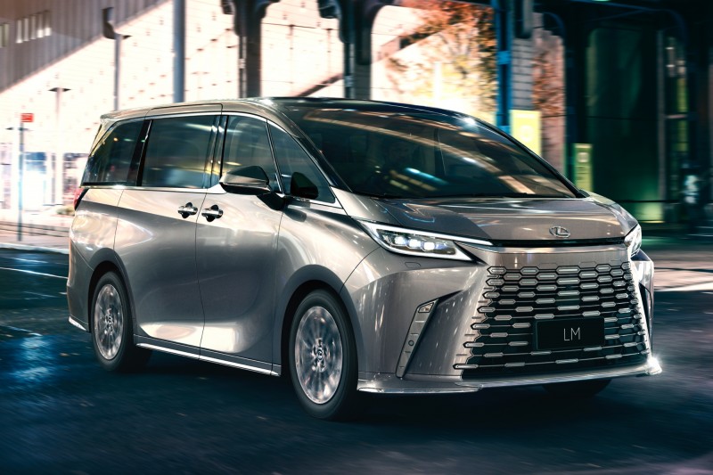 車頭設計的更有霸氣感,而紡錘形水箱護罩也與車輛融為一體,看起來更具前衛感受。