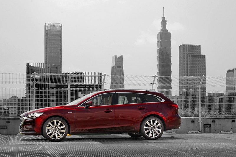 Mazda 6 20th Anniversary Edition匠韻紅車色有著更強烈深邃的光影對比。