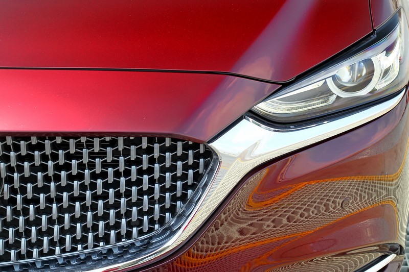 水箱護罩採用高光澤設計。