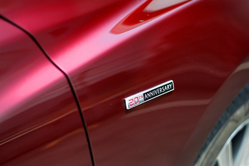 前葉子板配有20th ANNIVERSARY銘牌。