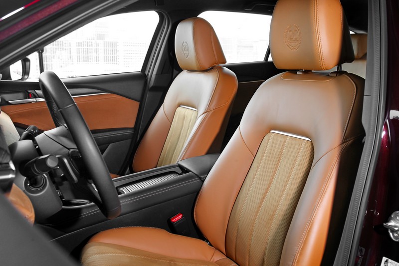 座椅採Leganu麂皮與Nappa真皮混搭。